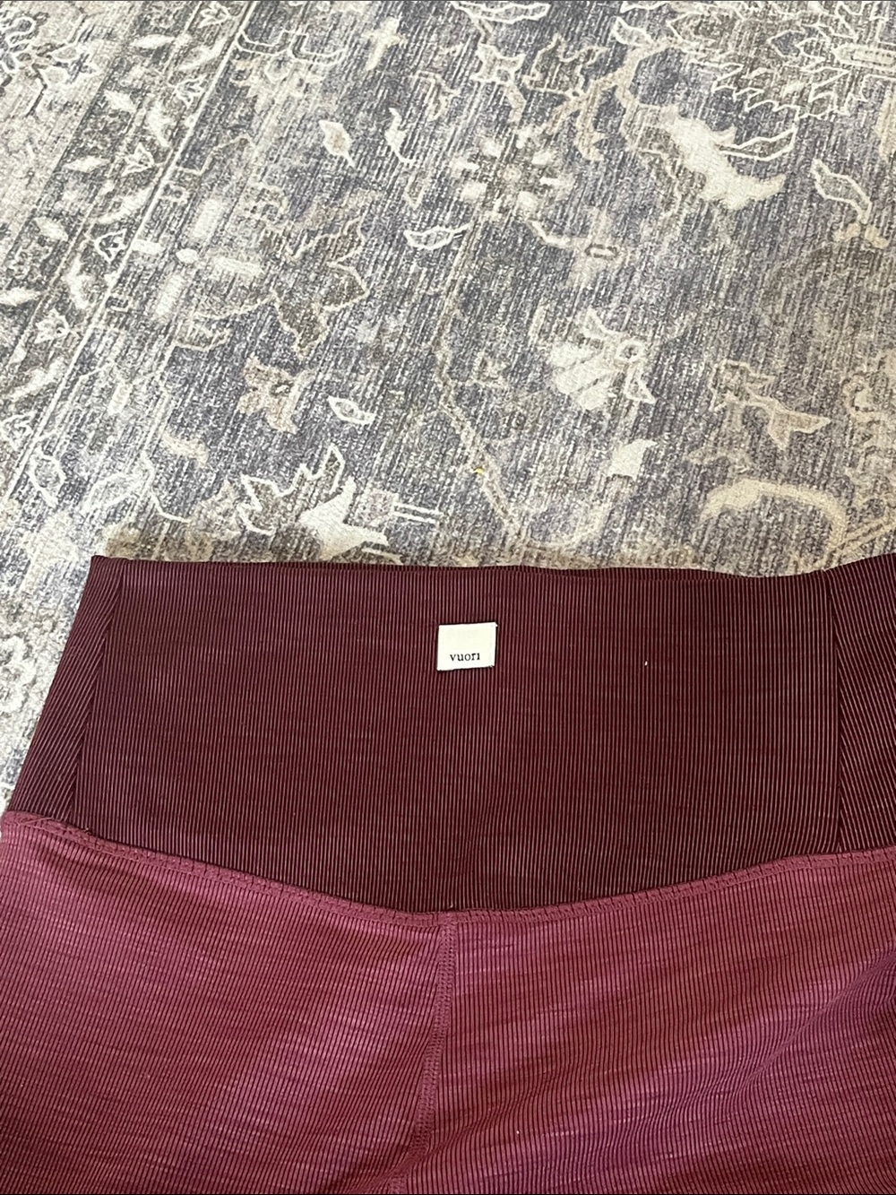 Vuori High-Waist Leggings in Burgundy - Picture 4 of 5